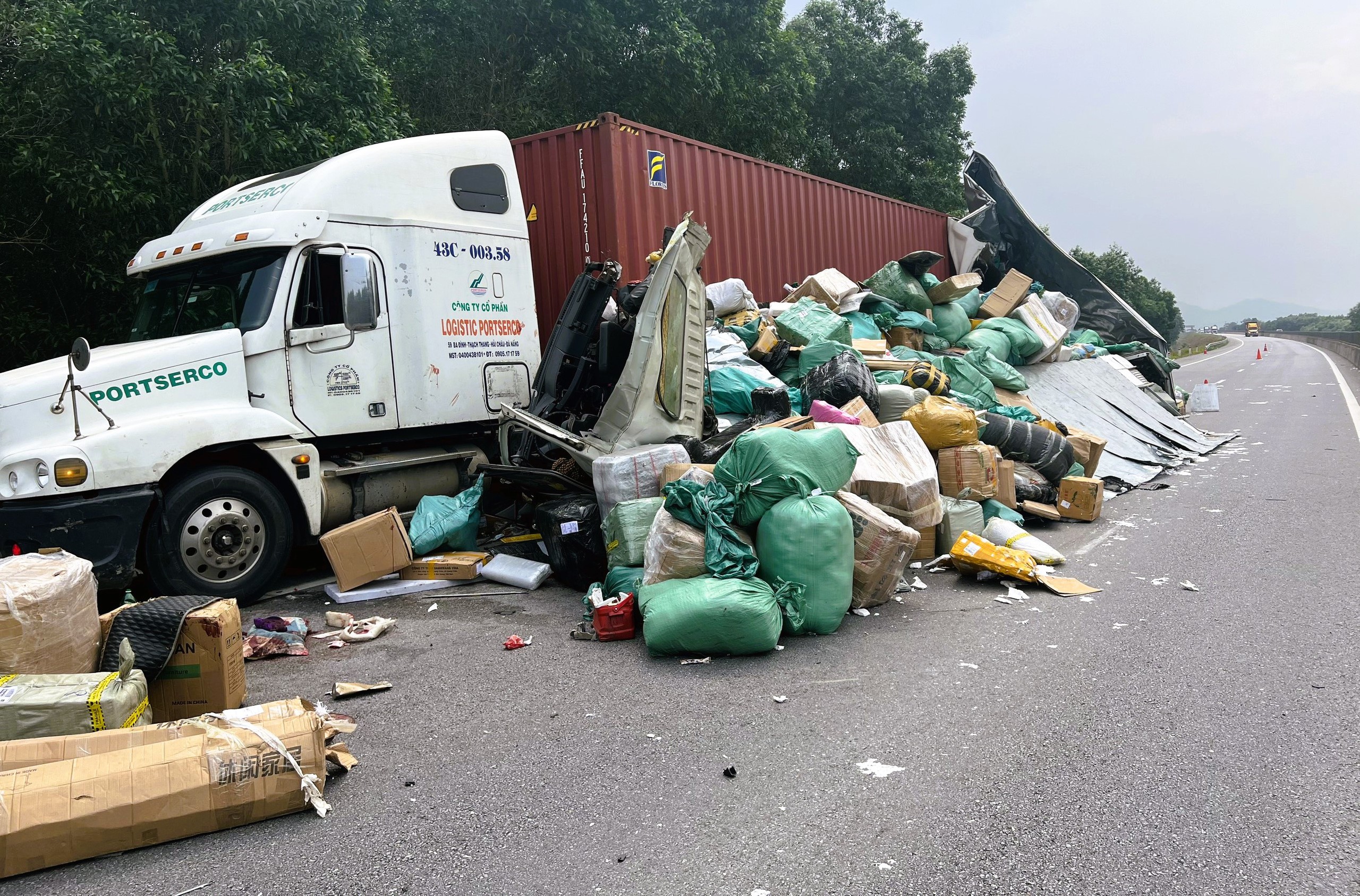 Ô tô tải đâm xe đầu kéo trên cao tốc Cam Lộ - La Sơn, tài xế bị thương- Ảnh 1.