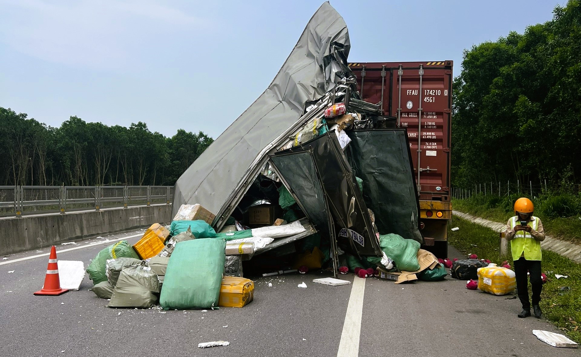 Ô tô tải đâm xe đầu kéo trên cao tốc Cam Lộ - La Sơn, tài xế bị thương- Ảnh 2.