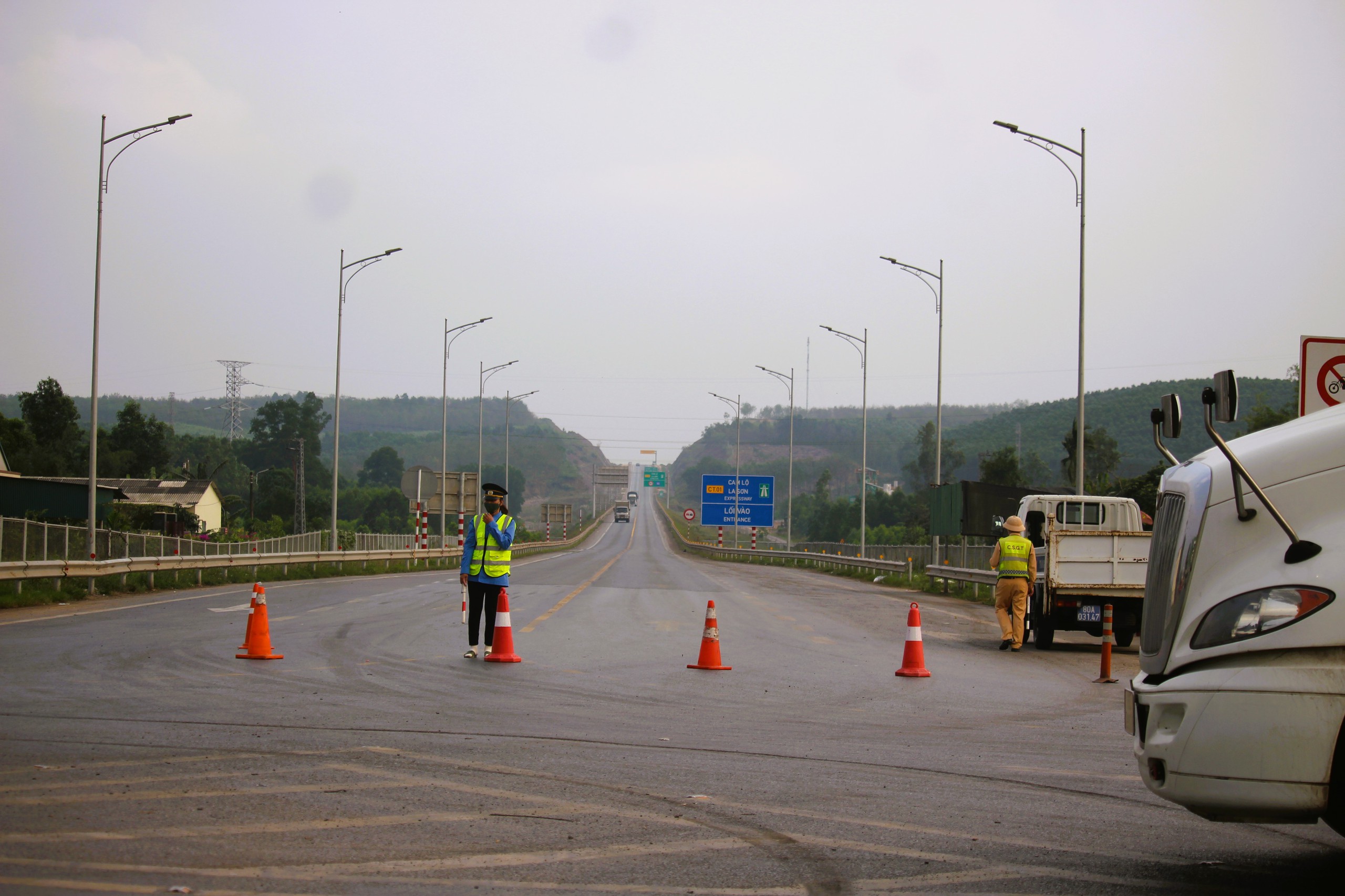 Ô tô tải đâm xe đầu kéo trên cao tốc Cam Lộ - La Sơn, tài xế bị thương- Ảnh 3.