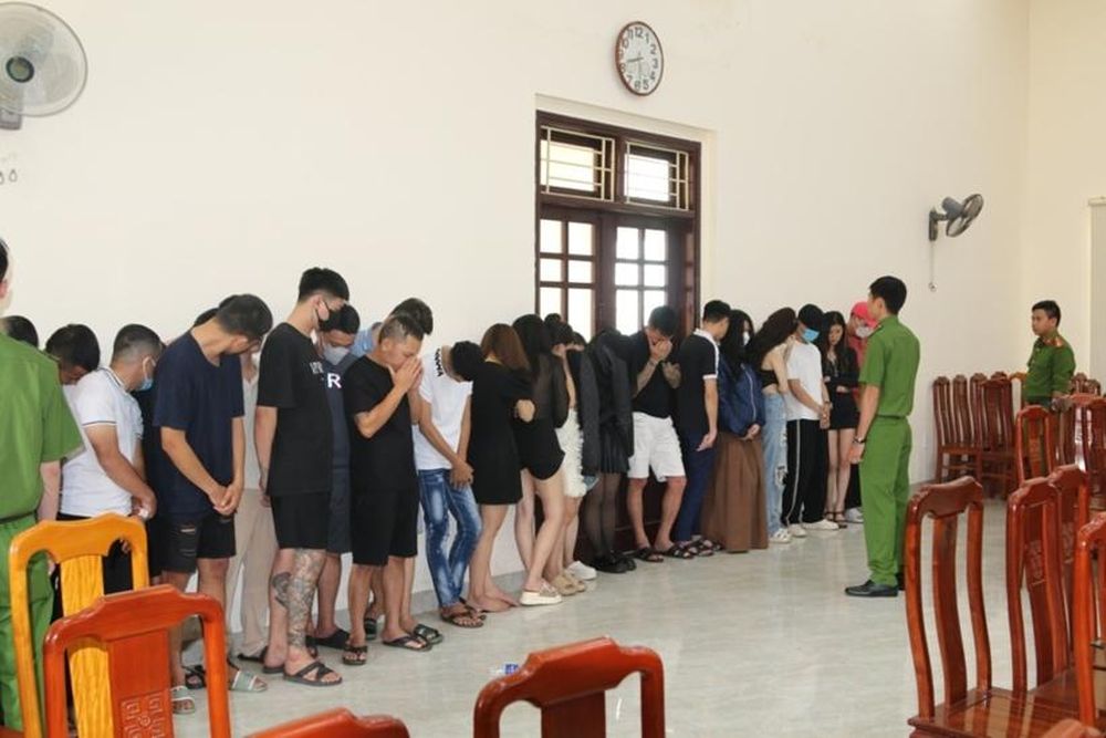 Phát hiện 29 nam, nữ đang bay lắc trong quán bar ở Quảng Bình- Ảnh 2.