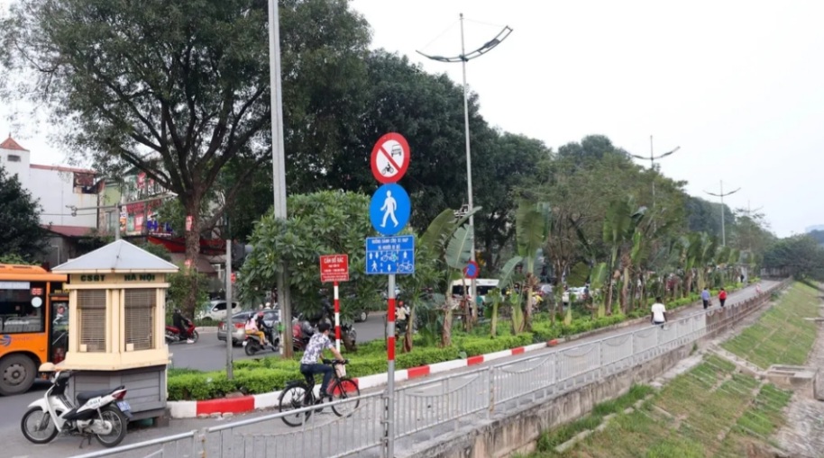 Lắp đặt lại rào chắn trên đường dành riêng cho xe đạp ven sông Tô Lịch- Ảnh 1.