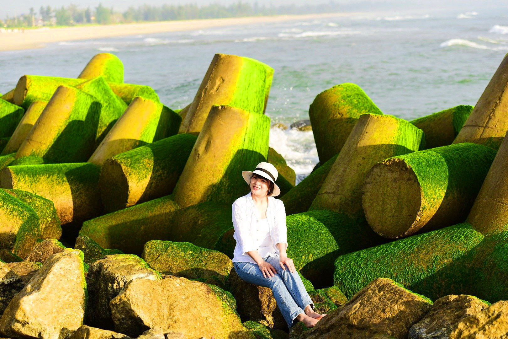 Khung cảnh cực chill ở bờ kè làng biển phủ kín rêu xanh- Ảnh 2.