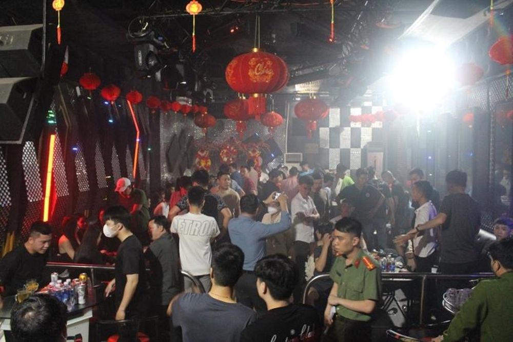 Phát hiện 29 nam, nữ đang bay lắc trong quán bar ở Quảng Bình- Ảnh 1.