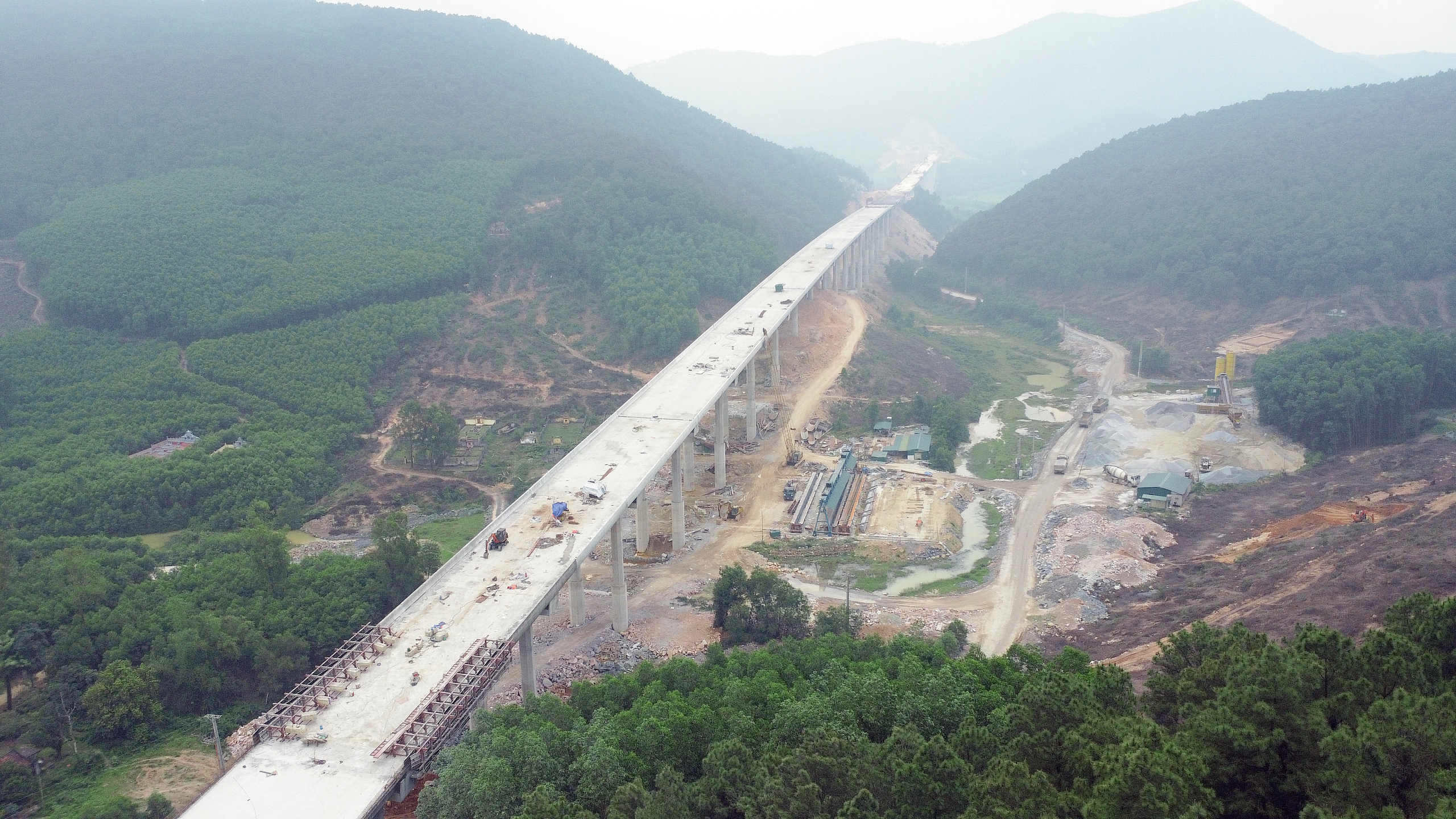 Cận cảnh 29km đầu tuyến cao tốc Diễn Châu - Bãi Vọt một tháng trước ngày về đích- Ảnh 2.
