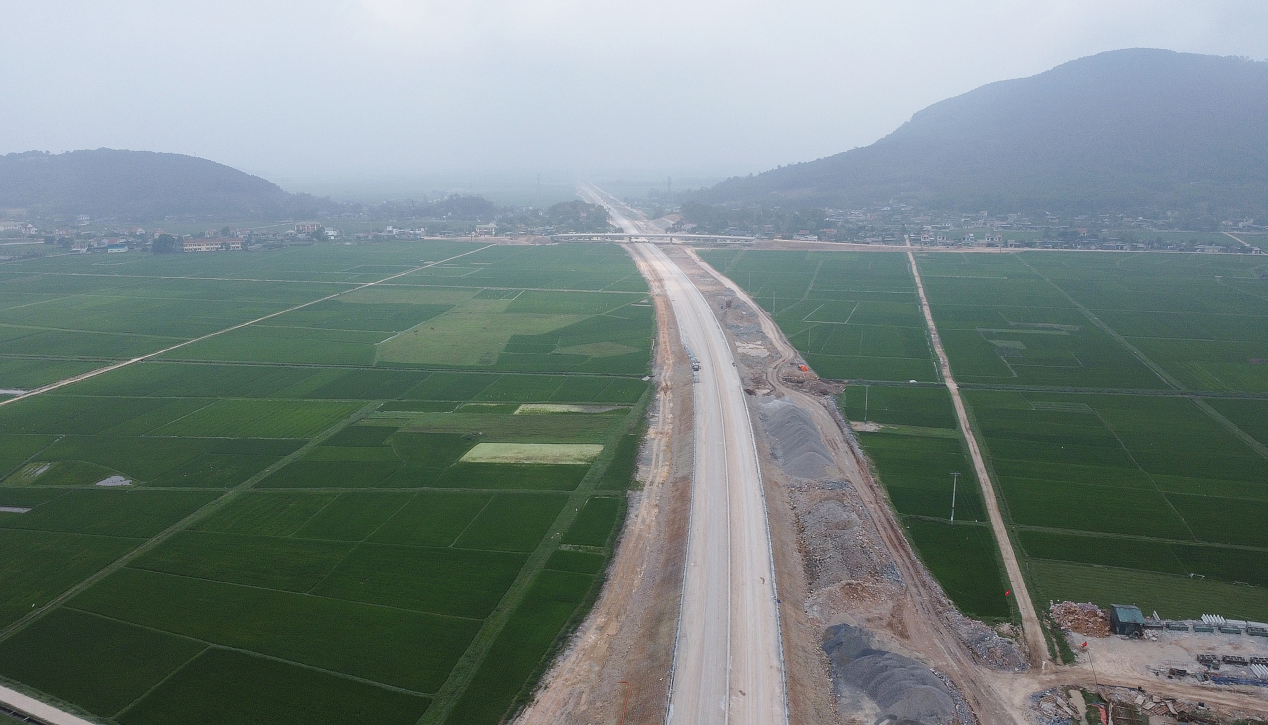 Cận cảnh 29km đầu tuyến cao tốc Diễn Châu - Bãi Vọt một tháng trước ngày về đích- Ảnh 1.