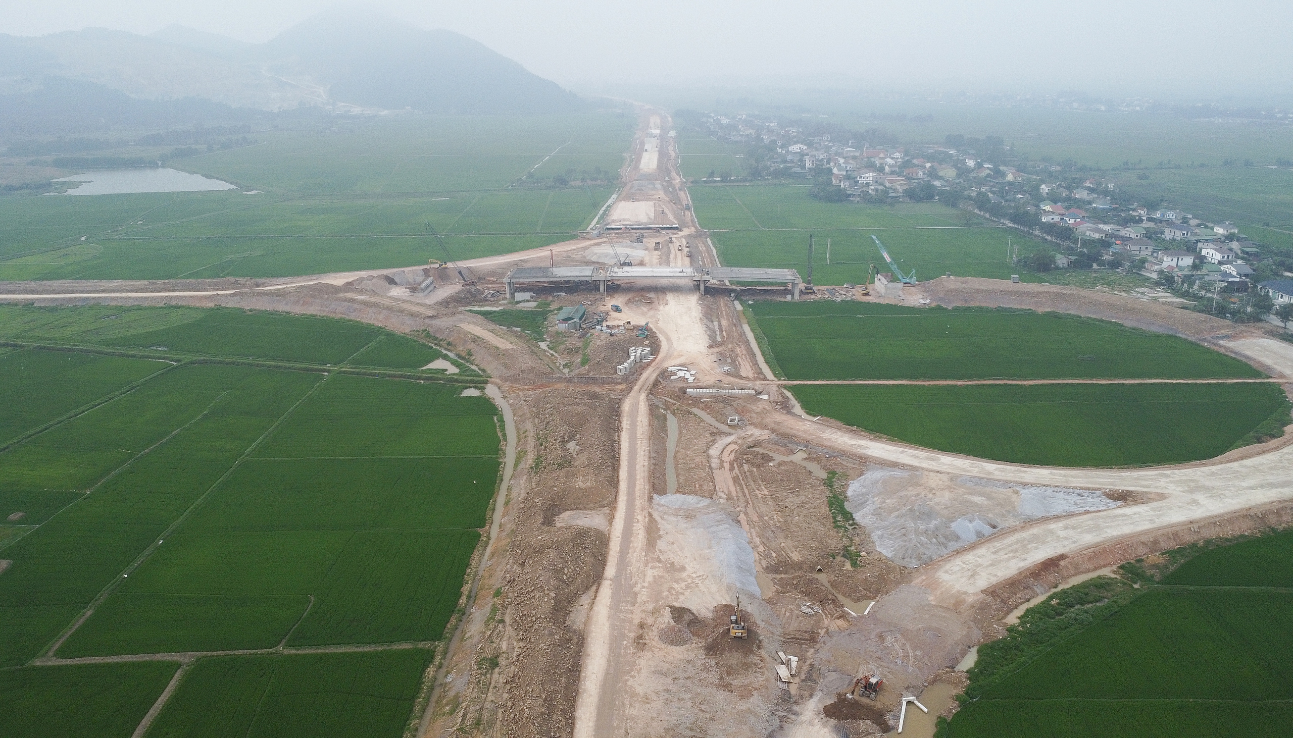 Cận cảnh 29km đầu tuyến cao tốc Diễn Châu - Bãi Vọt một tháng trước ngày về đích- Ảnh 13.