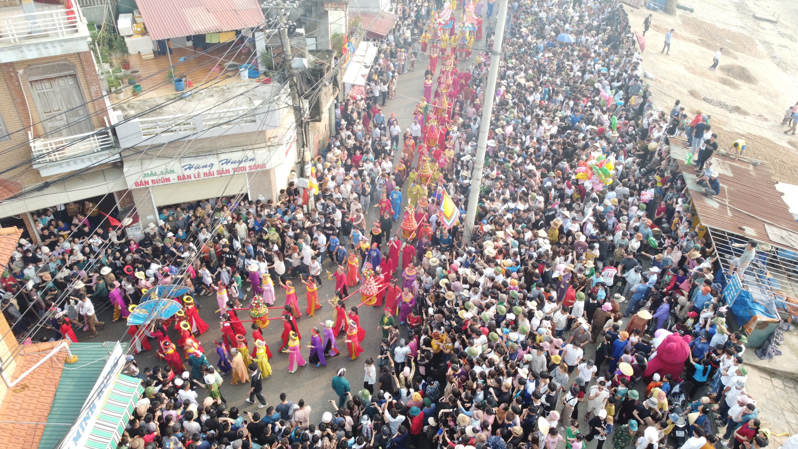 Xem lễ hội Cầu Ngư ở làng đông dân nhất cả nước- Ảnh 2.