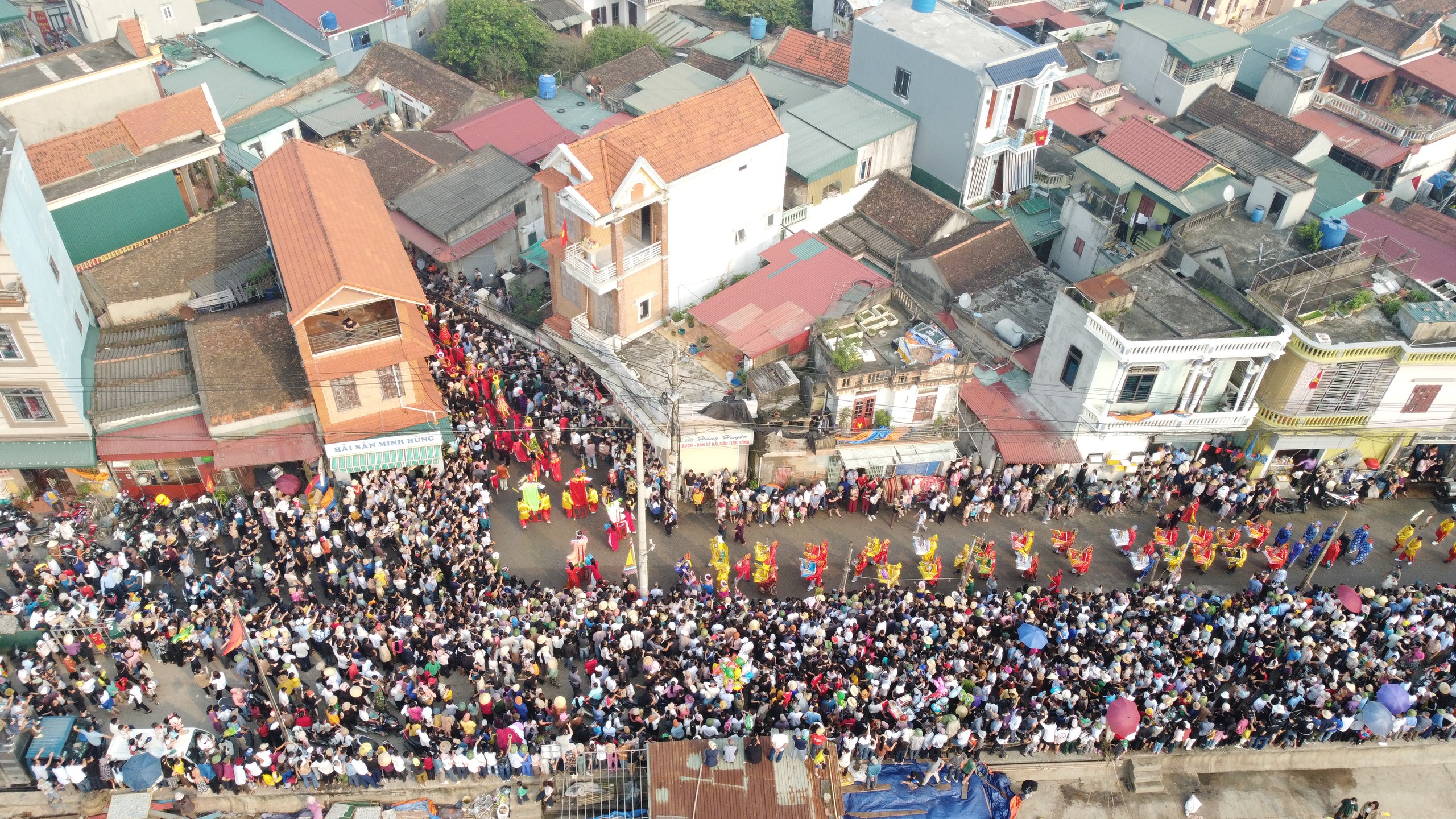 Xem lễ hội Cầu Ngư ở làng đông dân nhất cả nước- Ảnh 4.