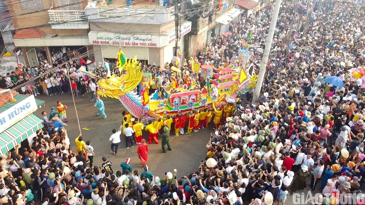 Xem lễ hội Cầu Ngư ở làng đông dân nhất cả nước- Ảnh 1.