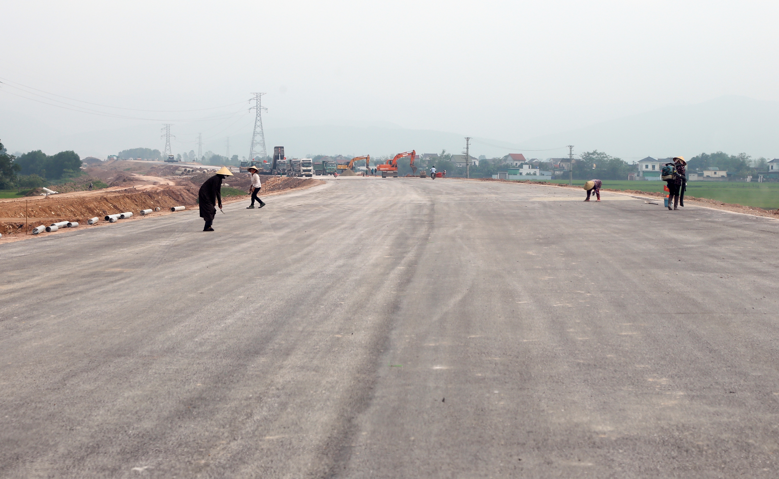 Cận cảnh 29km đầu tuyến cao tốc Diễn Châu - Bãi Vọt một tháng trước ngày về đích- Ảnh 6.