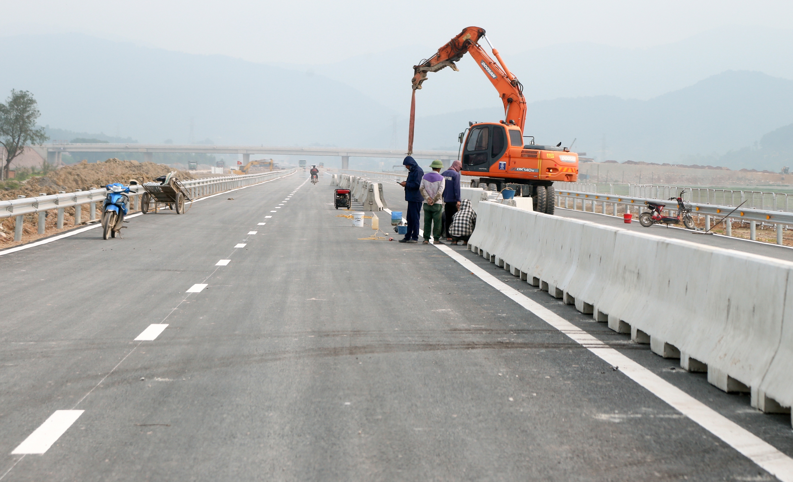 Cận cảnh 29km đầu tuyến cao tốc Diễn Châu - Bãi Vọt một tháng trước ngày về đích- Ảnh 16.