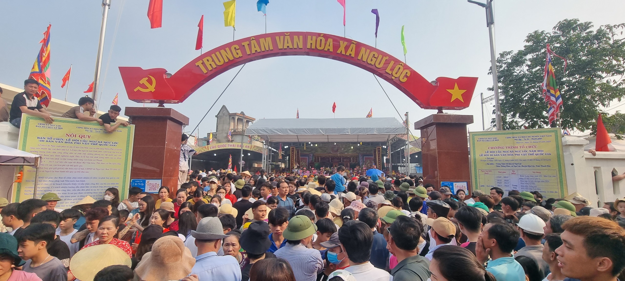 Xem lễ hội Cầu Ngư ở làng đông dân nhất cả nước- Ảnh 5.
