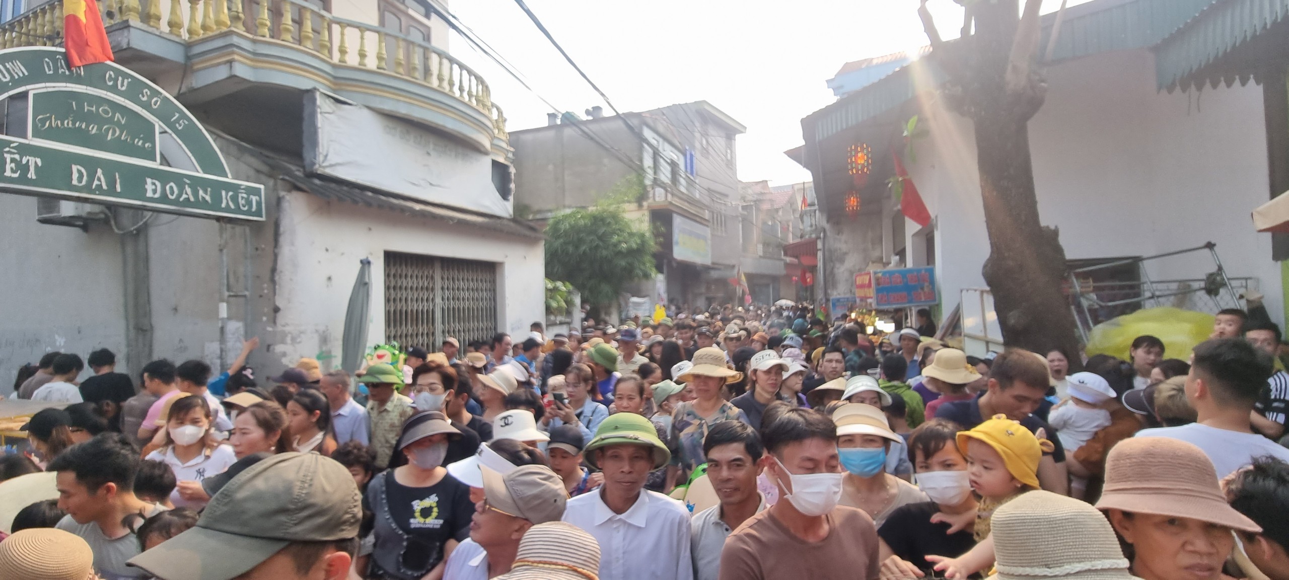 Xem lễ hội Cầu Ngư ở làng đông dân nhất cả nước- Ảnh 3.