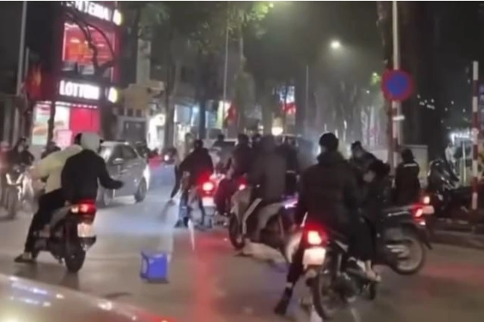 Hà Nội: Điều tra nhóm thanh niên dùng xẻng đánh nhau kinh hoàng ở phố Lò Đúc- Ảnh 1.