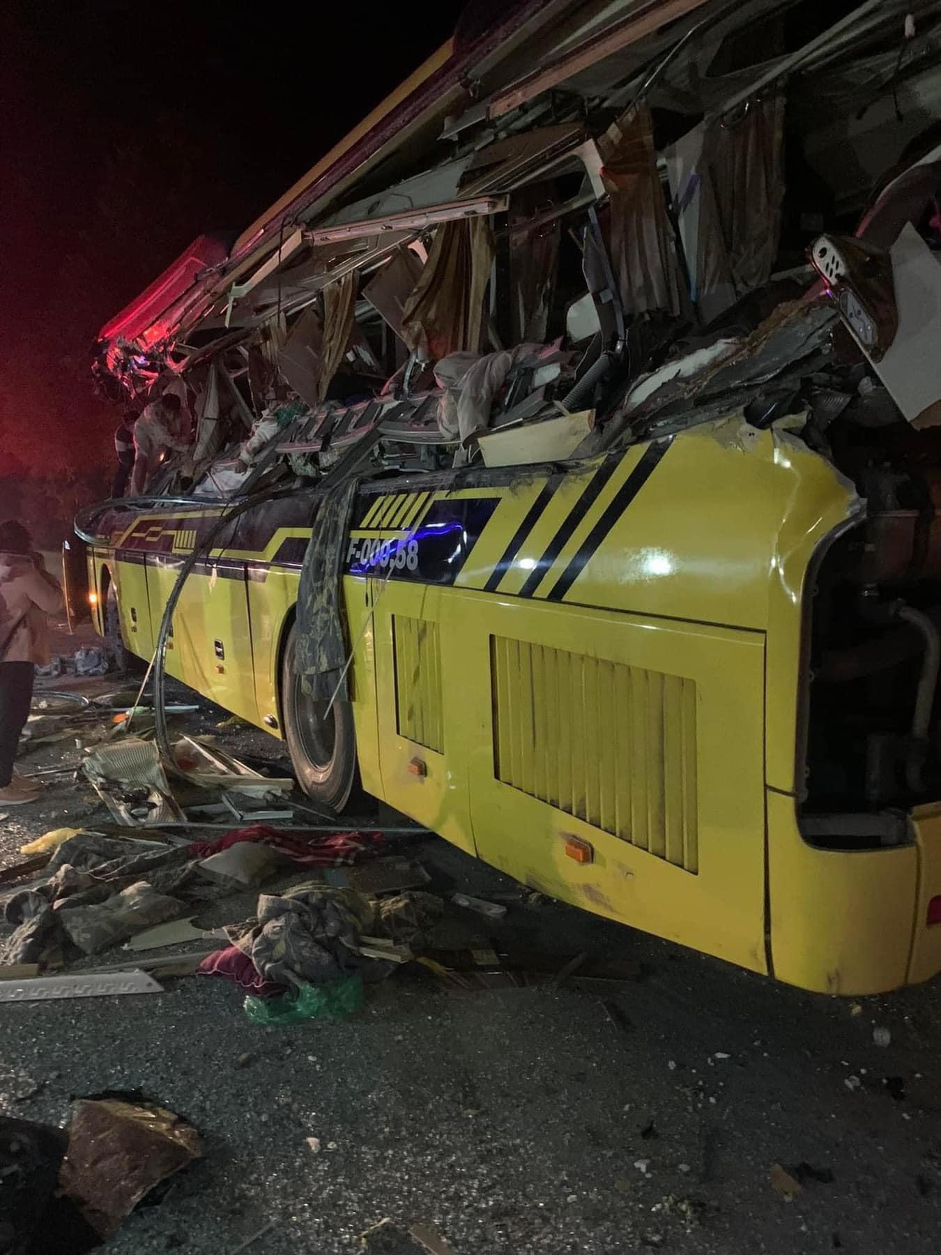Ô tô khách bị xé toạc sau va chạm với xe container trên QL2, 5 người tử vong tại chỗ- Ảnh 2.