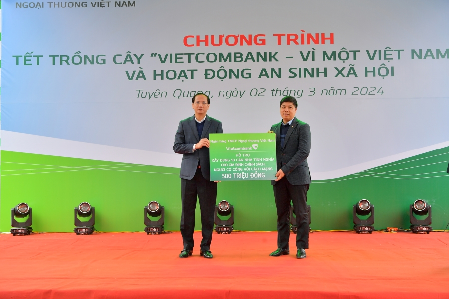 Vietcombank tổ chức nhiều hoạt động ý nghĩa ở Tuyên Quang- Ảnh 4.