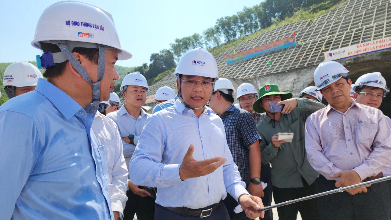 Bộ trưởng GTVT: Nỗ lực hơn nữa để hoàn thành cao tốc Quảng Ngãi - Hoài Nhơn trước 8 tháng- Ảnh 8.