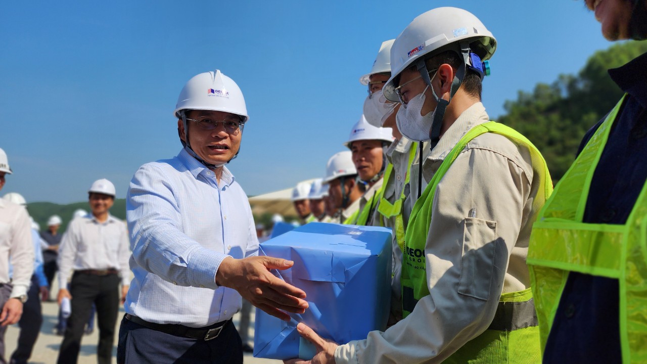 Bộ trưởng GTVT: Nỗ lực hơn nữa để hoàn thành cao tốc Quảng Ngãi - Hoài Nhơn trước 8 tháng- Ảnh 9.