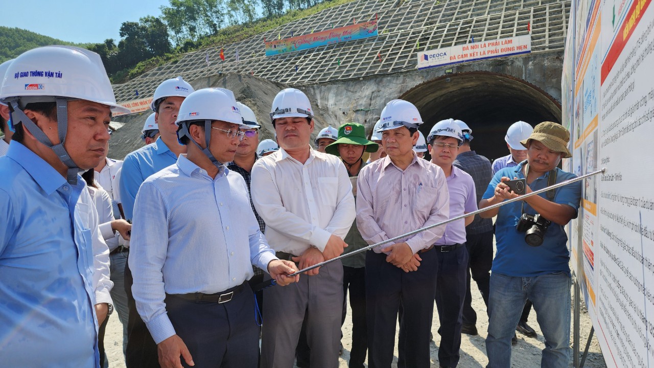 Bộ trưởng GTVT: Nỗ lực hơn nữa để hoàn thành cao tốc Quảng Ngãi - Hoài Nhơn trước 8 tháng- Ảnh 7.