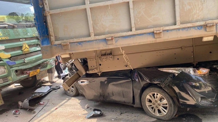Vụ ô tô con lọt gầm xe tải ở Hà Nội: Một người tử vong, hai người bị thương- Ảnh 1.