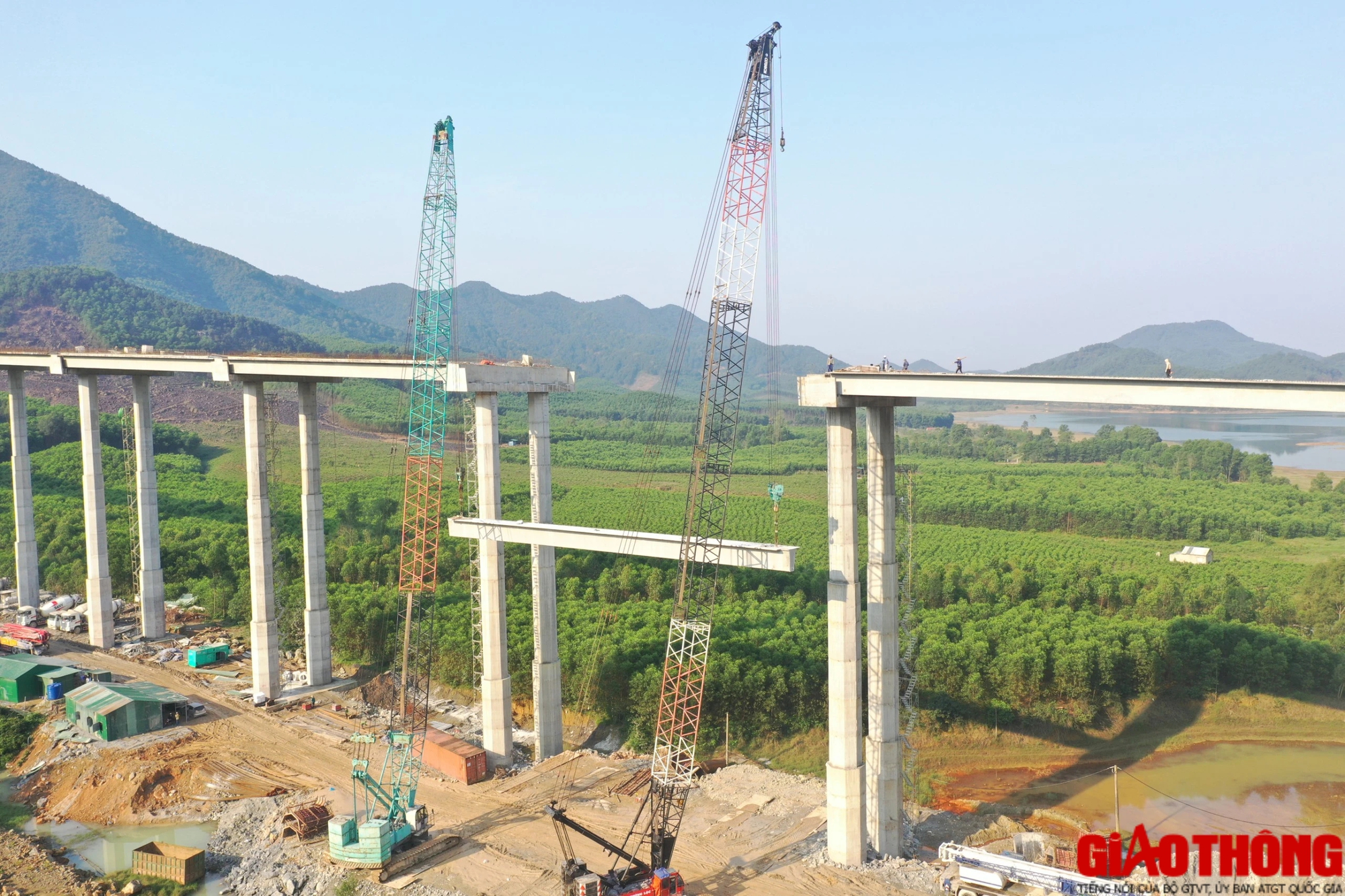 Hợp long cầu cạn có trụ cao nhất cao tốc Diễn Châu - Bãi Vọt- Ảnh 1.