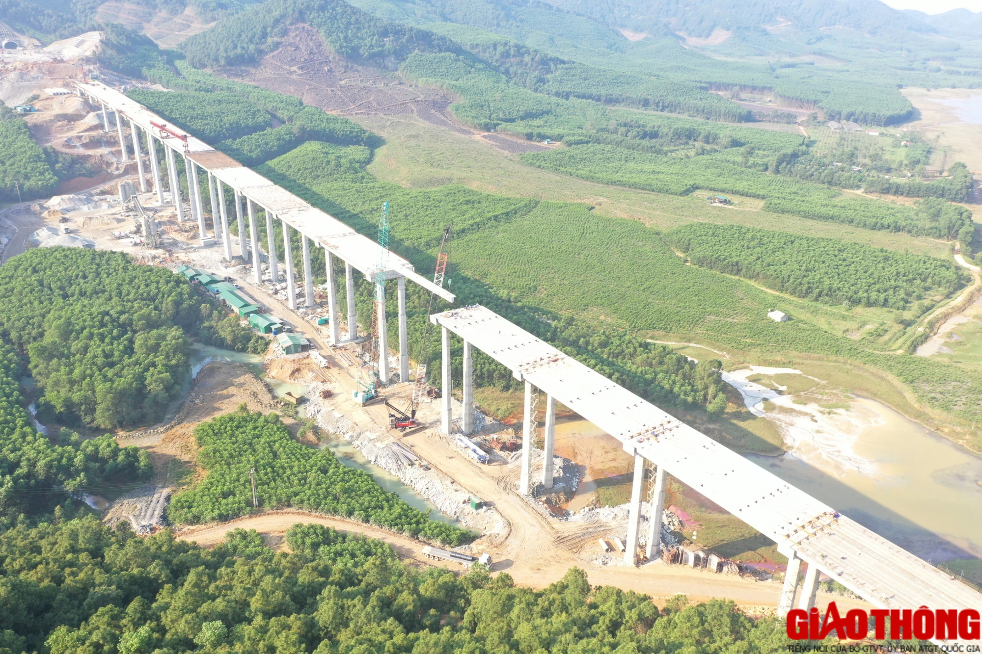 Hợp long cầu cạn có trụ cao nhất cao tốc Diễn Châu - Bãi Vọt- Ảnh 2.