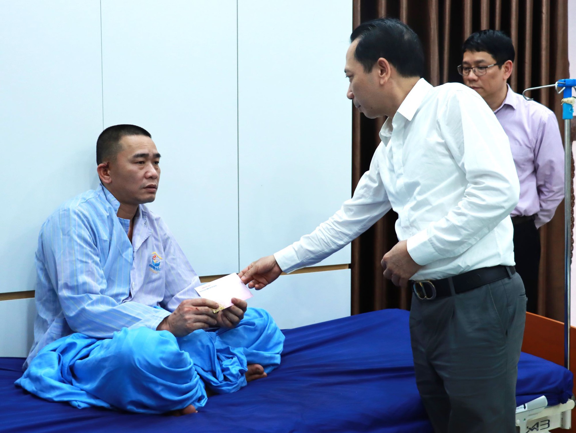 Lãnh đạo tỉnh Hà Giang thăm hỏi nạn nhân vụ tai nạn tại Tuyên Quang- Ảnh 1.