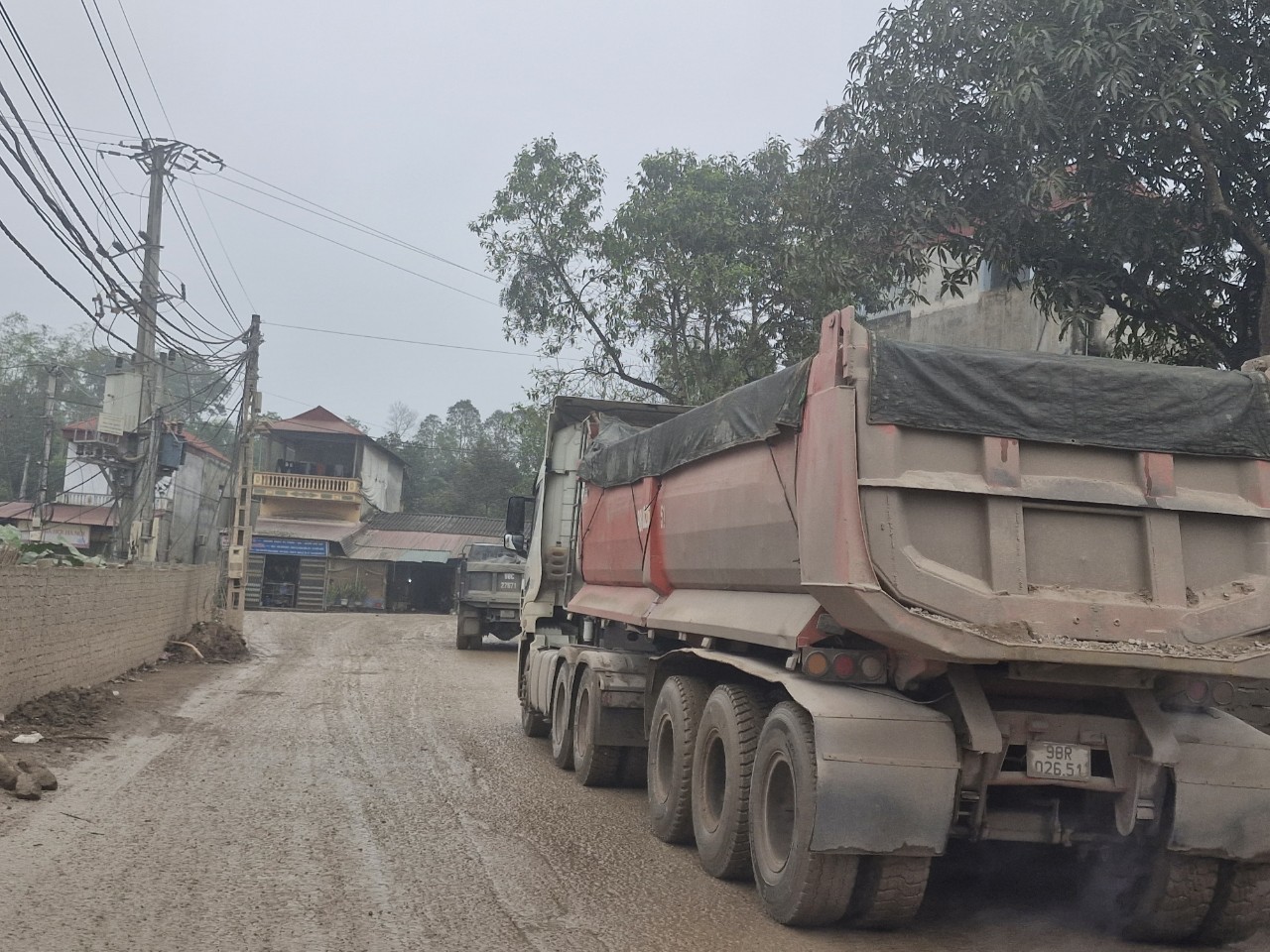 Công an vào cuộc vụ xe cơi thành thùng, chở quá tải tại Lạng Sơn- Ảnh 4.