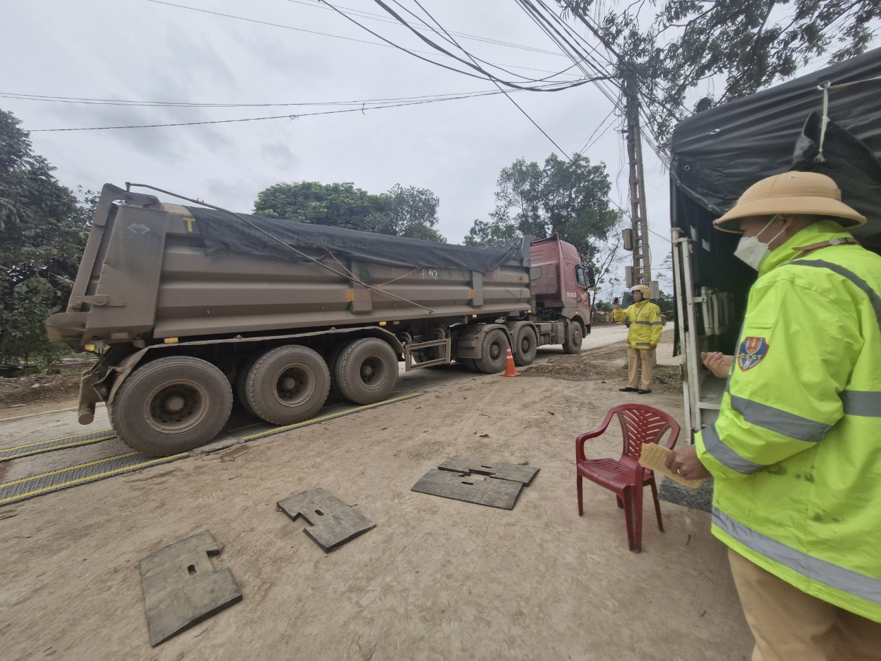 Công an vào cuộc vụ xe cơi thành thùng, chở quá tải tại Lạng Sơn- Ảnh 1.
