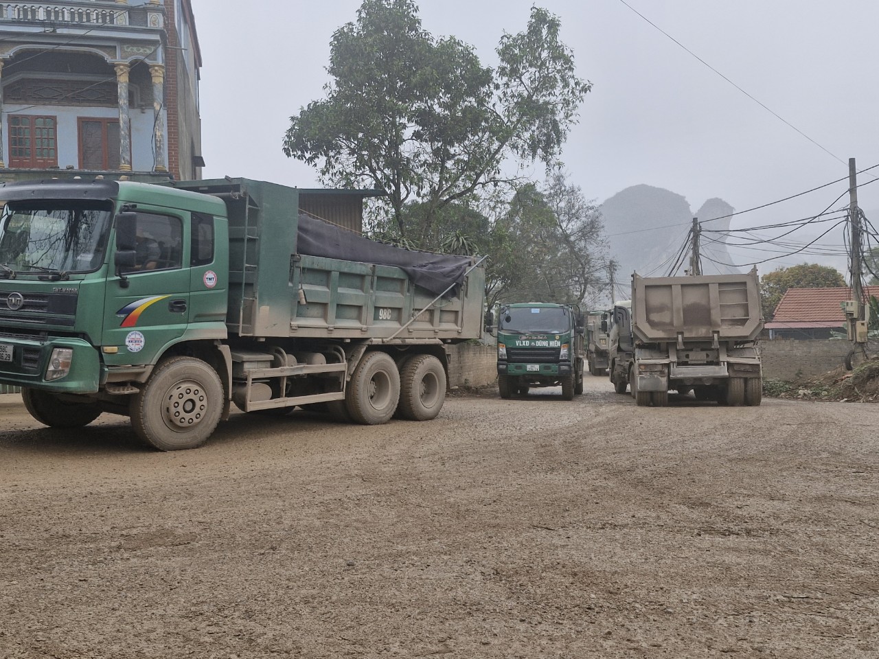 Công an vào cuộc vụ xe cơi thành thùng, chở quá tải tại Lạng Sơn- Ảnh 3.
