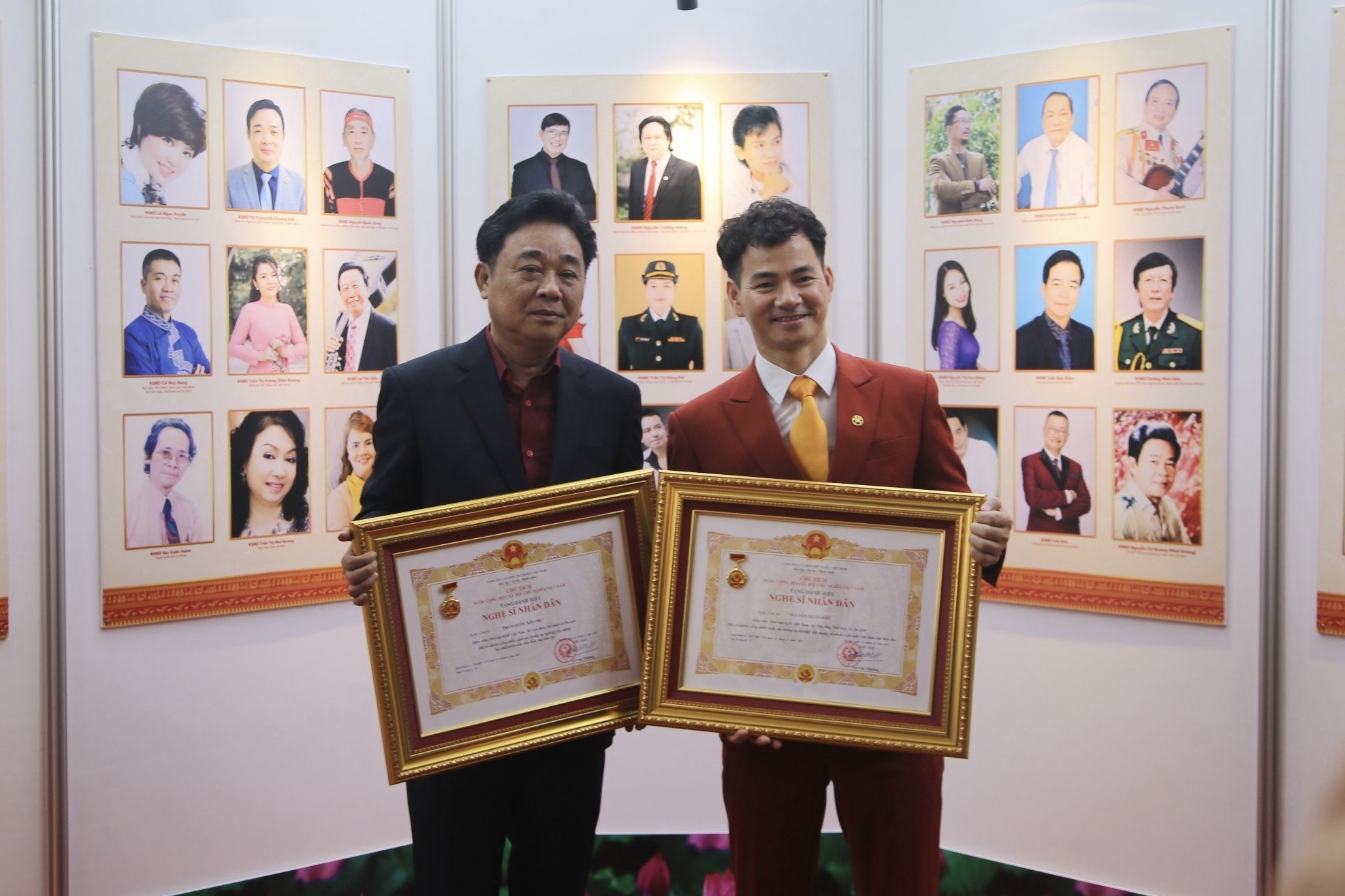 Nghệ sĩ Quốc Khánh và Xuân Bắc cùng nhận phong tặng NSND.
