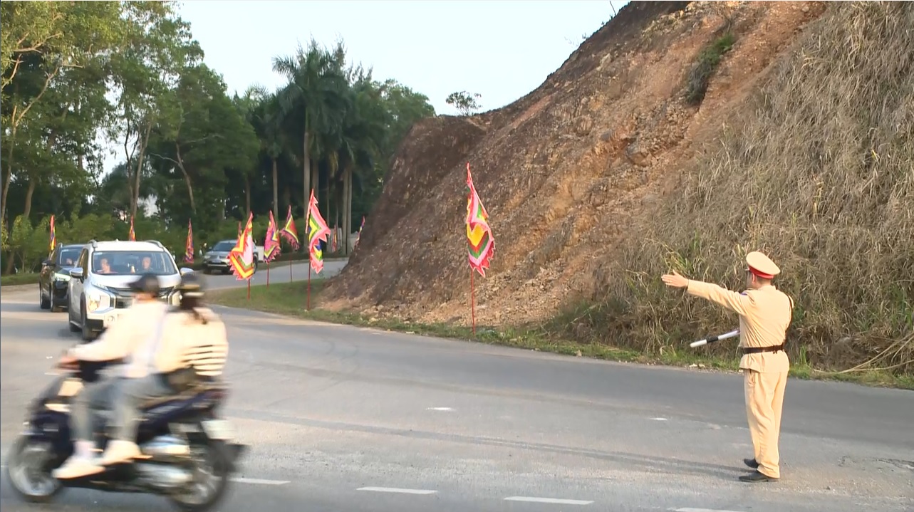 Quảng Ninh: Đảm bảo an toàn trên các tuyến đường du xuân- Ảnh 1.