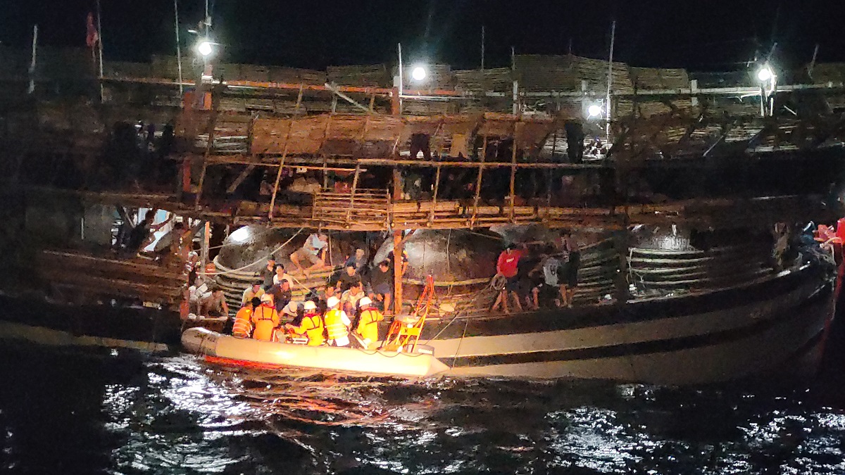Xuyên đêm cứu nạn ngư dân nguy kịch trên vùng biển Hoàng Sa- Ảnh 3.