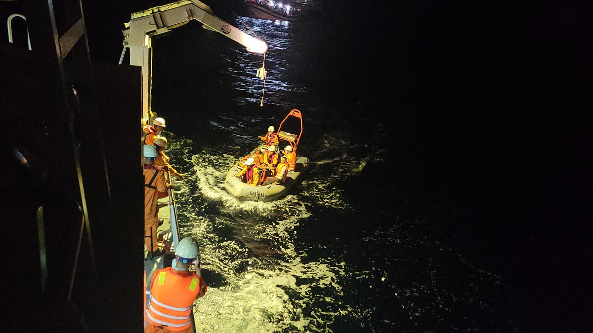 Xuyên đêm cứu nạn ngư dân nguy kịch trên vùng biển Hoàng Sa- Ảnh 2.