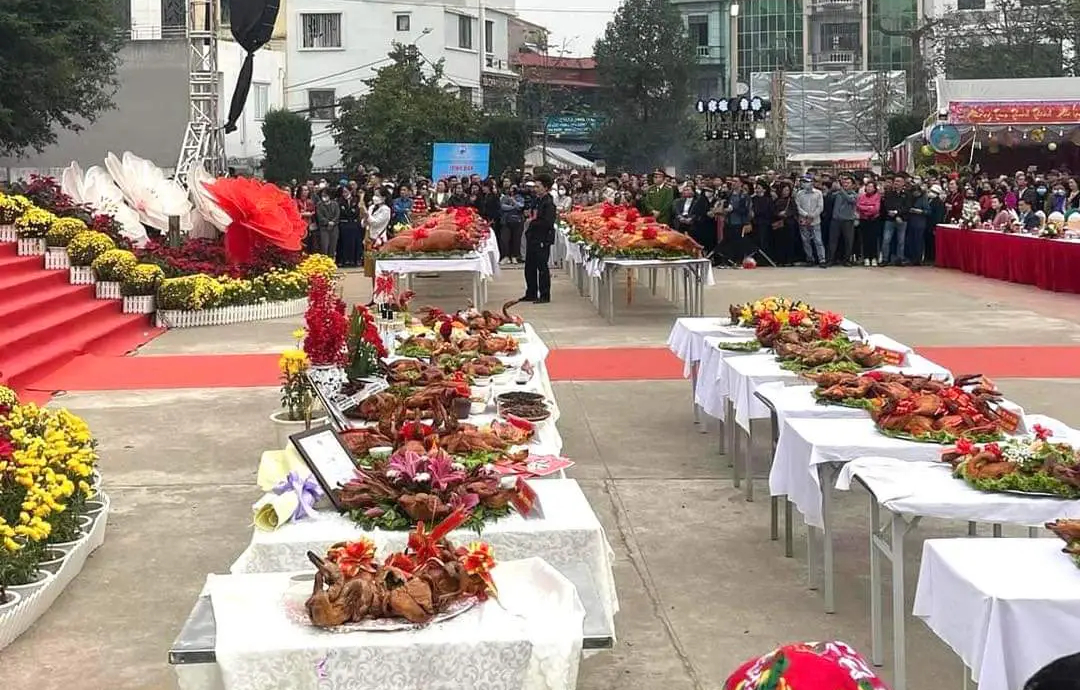 Vì sao hết tháng Giêng, lễ hội đền Kỳ Cùng - Tả Phủ ở Lạng Sơn vẫn chật kín khách?- Ảnh 8.