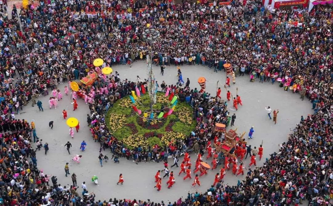 Vì sao hết tháng Giêng, lễ hội đền Kỳ Cùng - Tả Phủ ở Lạng Sơn vẫn chật kín khách?- Ảnh 1.