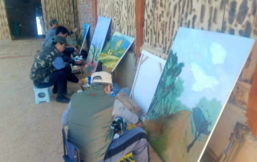 30 họa sỹ lạc trôi dưới rừng sơn tra ở Ngọc Chiến, Mường La- Ảnh 1.
