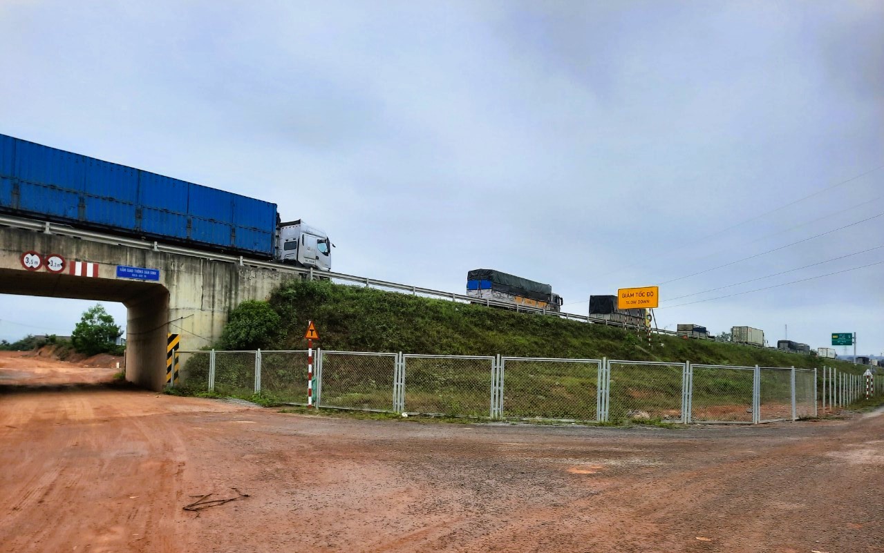 Khẩn trương thông tuyến cao tốc Cam Lộ - La Sơn đoạn xe tải lật chắn ngang đường- Ảnh 1.