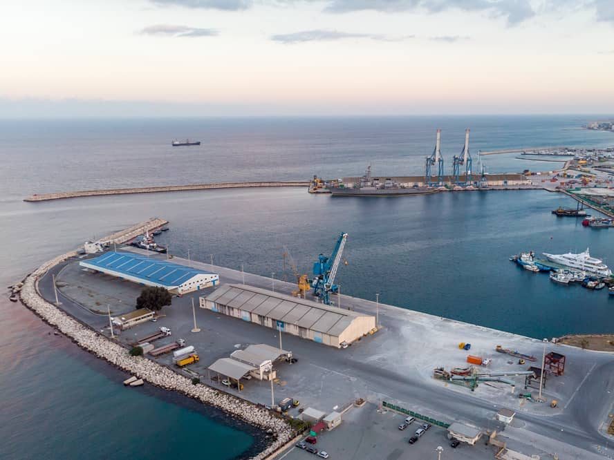 Cảng Larcana trên Đảo Síp cách bờ biển Gaza khoảng 210 hải lý, là nơi tập kết hàng viện trợ trước khi được chuyển tới cảng tạm ở Gaza.