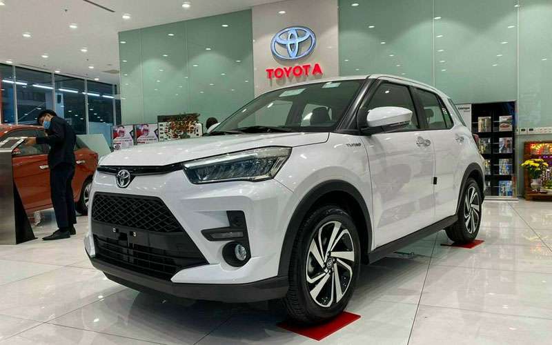 Xe gầm cao ăn khách của Toyota giảm giá mạnh