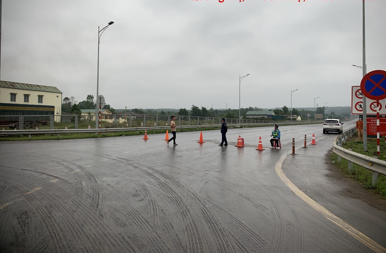 Xe tải lật chắn ngang cao tốc Cam Lộ - La Sơn qua Quảng Trị- Ảnh 2.