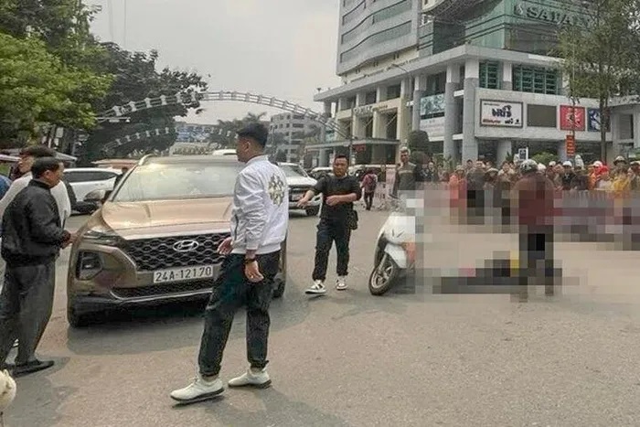 Tài xế mở cửa ô tô bất cẩn khiến người phụ nữ đi xe máy tử vong ở Lào Cai- Ảnh 1.