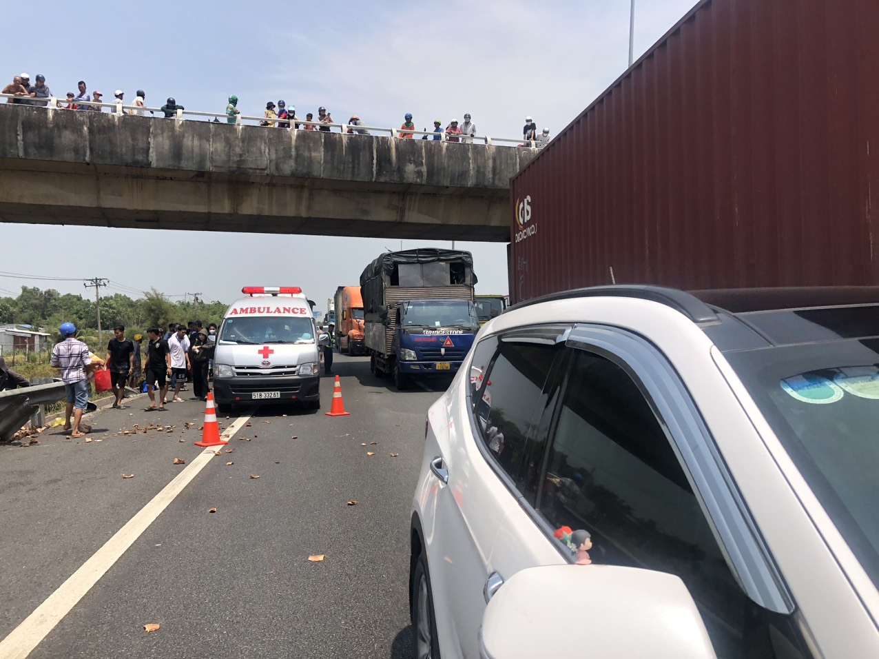 Xe 29 chỗ lao xuống taluy cao tốc TP.HCM - Trung Lương, nhiều khách bị thương- Ảnh 2.