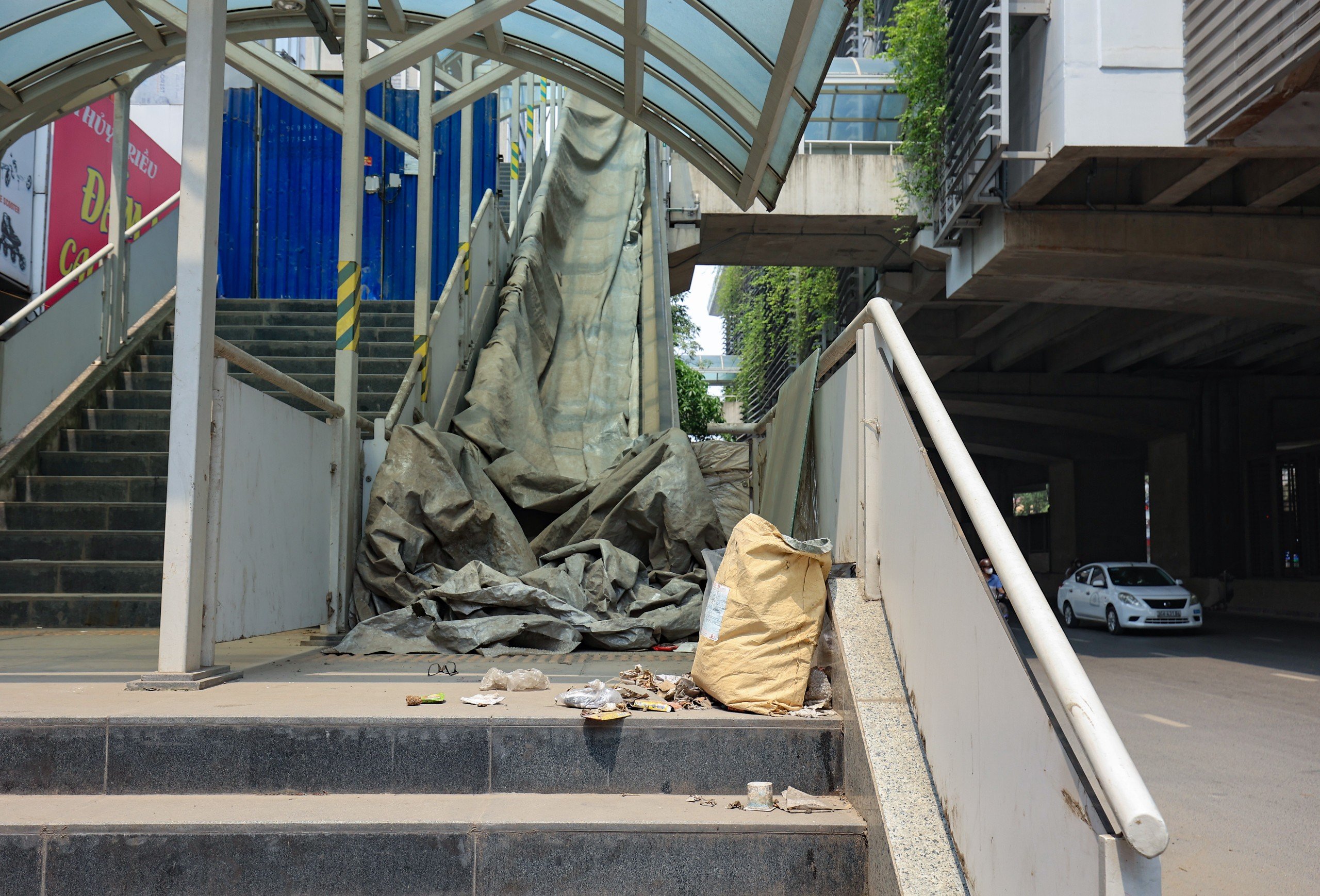 Ngập rác thải tại các nhà ga dọc tuyến metro Nhổn - ga Hà Nội- Ảnh 9.