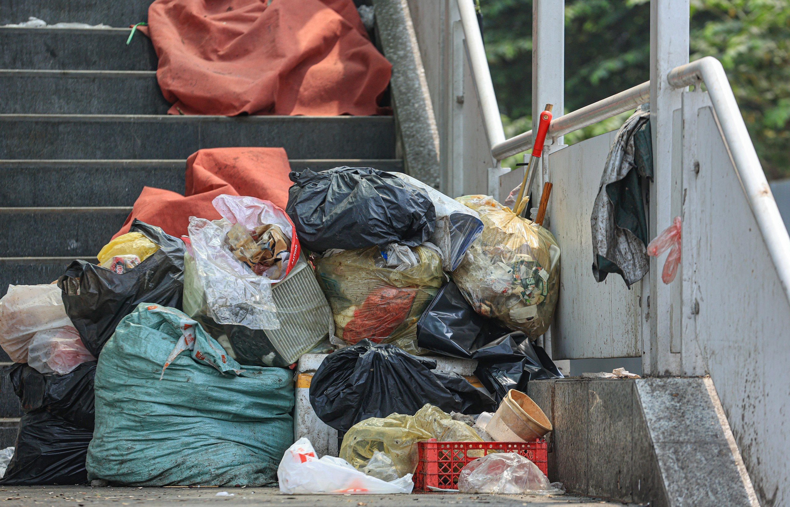 Ngập rác thải tại các nhà ga dọc tuyến metro Nhổn - ga Hà Nội- Ảnh 3.