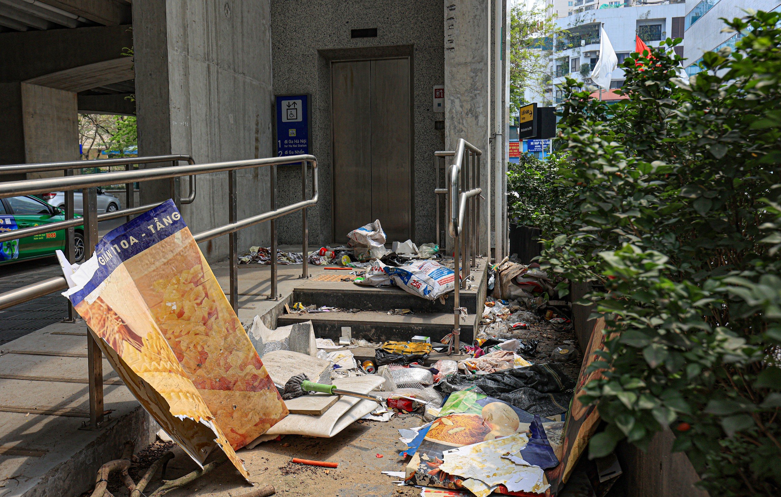Ngập rác thải tại các nhà ga dọc tuyến metro Nhổn - ga Hà Nội- Ảnh 12.