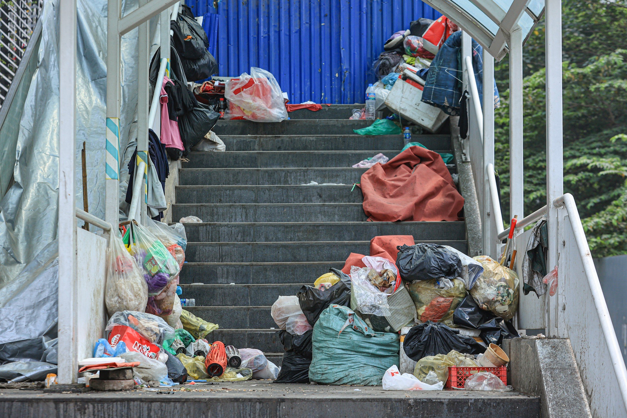 Ngập rác thải tại các nhà ga dọc tuyến metro Nhổn - ga Hà Nội- Ảnh 2.