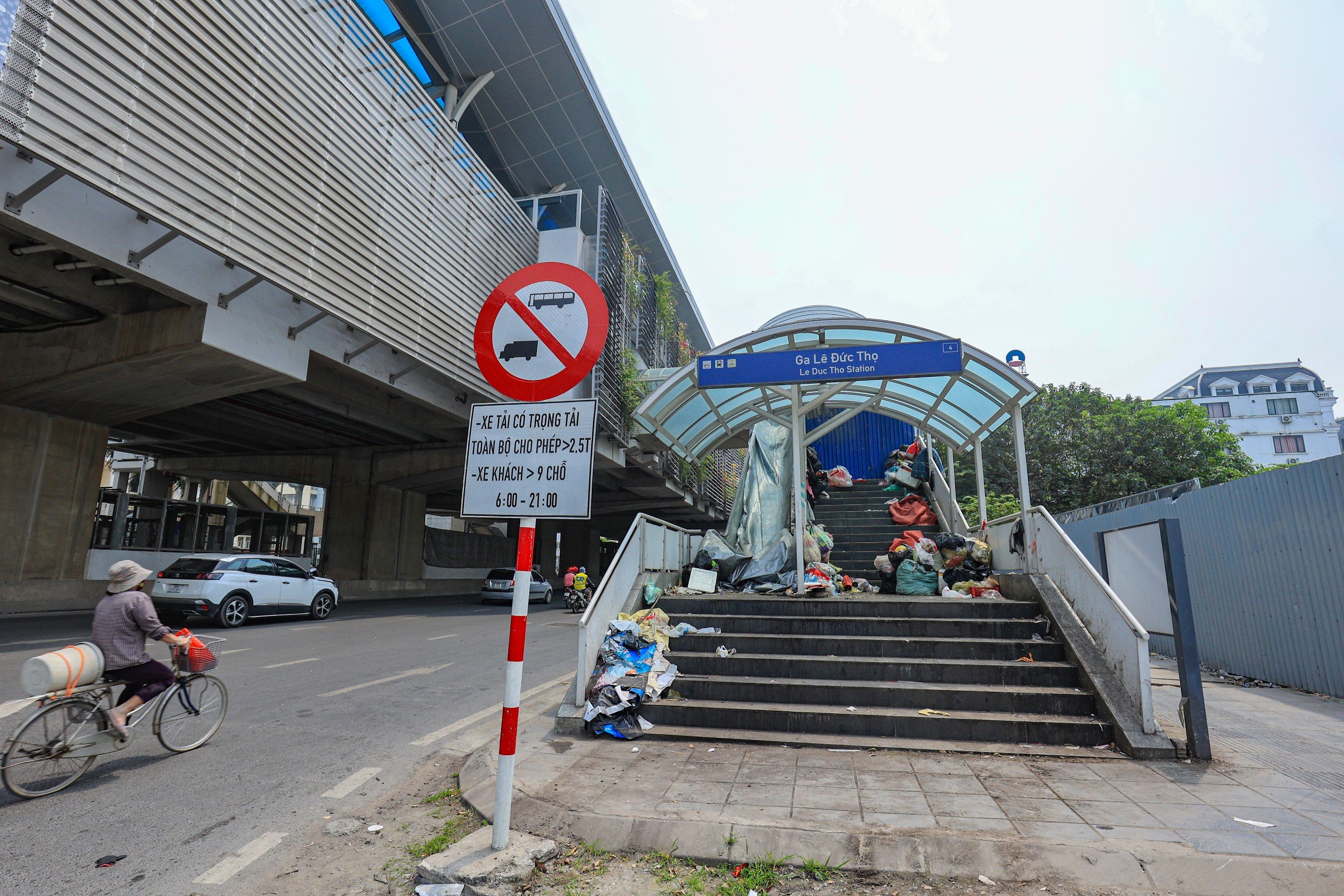 Ngập rác thải tại các nhà ga dọc tuyến metro Nhổn - ga Hà Nội- Ảnh 1.