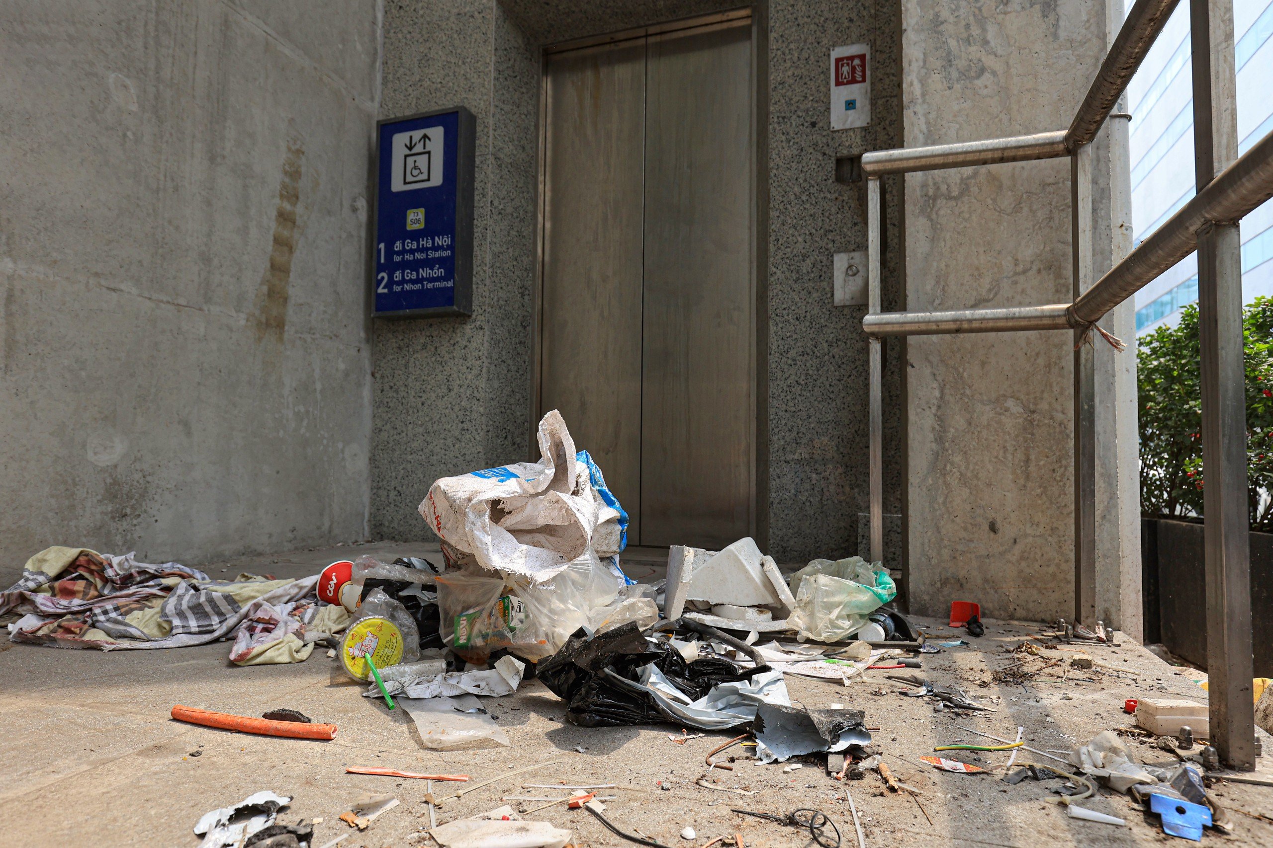 Ngập rác thải tại các nhà ga dọc tuyến metro Nhổn - ga Hà Nội- Ảnh 13.