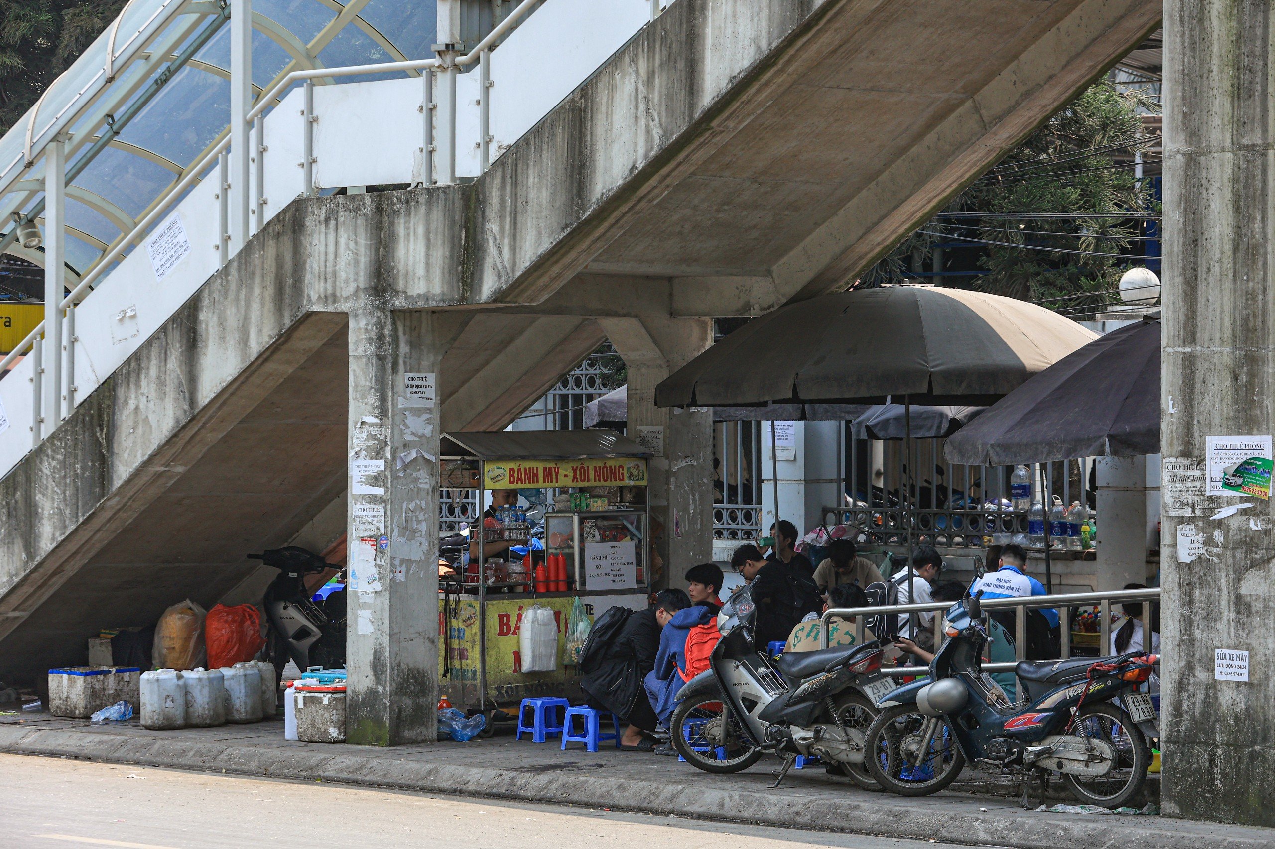 Ngập rác thải tại các nhà ga dọc tuyến metro Nhổn - ga Hà Nội- Ảnh 18.